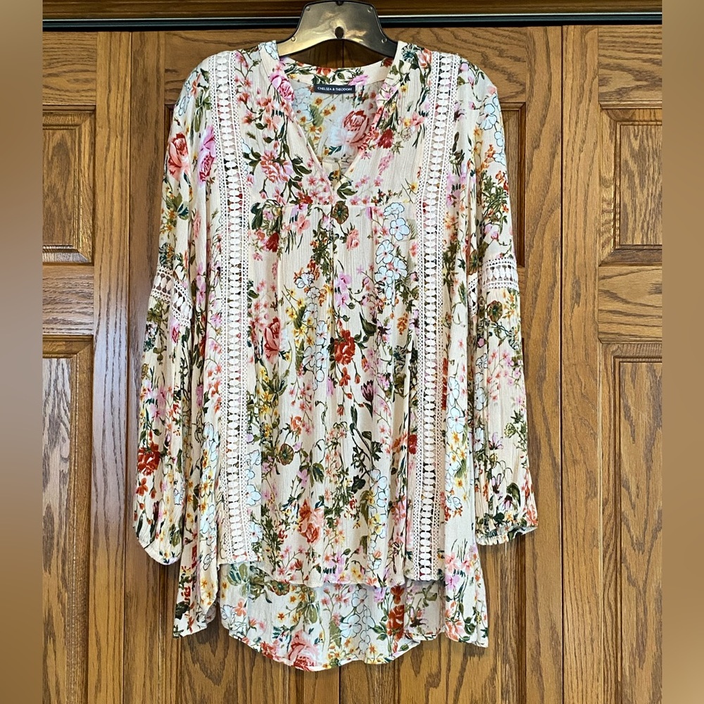 CHELSEA AND THEODORE FLORAL TUNIC TOP